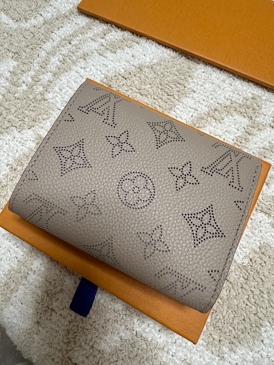 ポルトフォイユイリス　コンパクト　マヒナ（ブランド財布・小物）の商品画像 - 査定依頼日：2026年2月26日 - 最高査定価格：32,000円