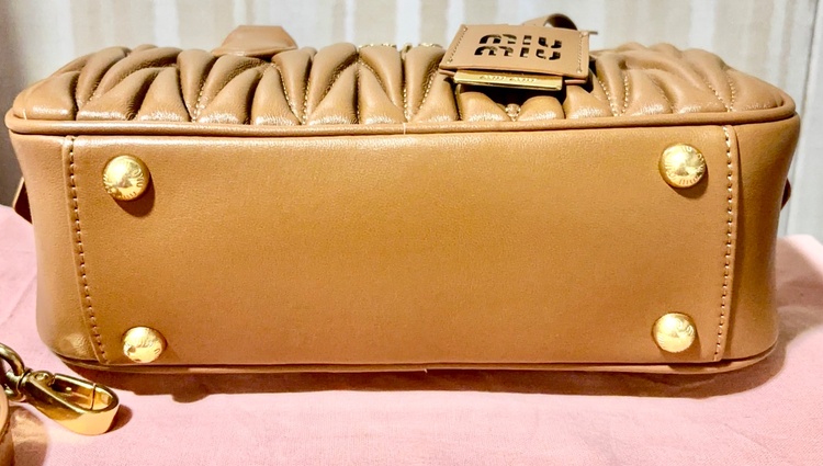 ミュウミュウ　アルカディマテラッセバッグ　（ブランドバッグ）の商品画像 - 査定依頼日：2025年12月17日 - 最高査定価格：160,000円