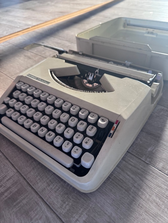HERMES Baby エルメス ベビー ポータブルタイプライター ヴィンテージ 1967年（家電）の商品画像 - 査定依頼日：2026年7月25日 - 最高査定価格：18,000円
