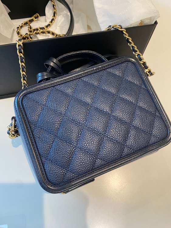 ミニバニティネイビー（ブランドバッグ）の商品画像 - 査定依頼日：2023年11月5日 - 最高査定価格：600,000円