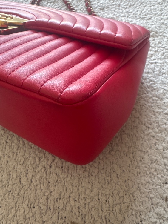 CHANELデザインステッチ ショルダーバッグ赤（ブランドバッグ）の商品画像 - 査定依頼日：2026年4月27日 - 最高査定価格：300,000円