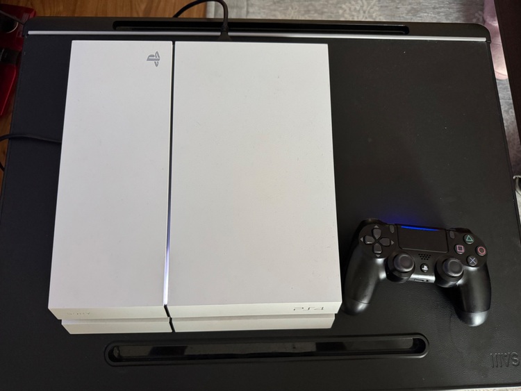 PS4(CUH-1200A)（ゲーム機本体・ゲームソフト）の商品画像 - 査定依頼日：2025年8月20日 - 最高査定価格：7,000円