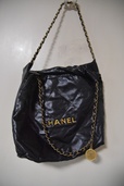 CHANEL22スモールシャイニーカーフスキンチェーンショルダーバッグブラックゴールド金具（ブランドバッグ）の商品画像 - 査定依頼日：2026年8月27日 - 最高査定価格：600,000円