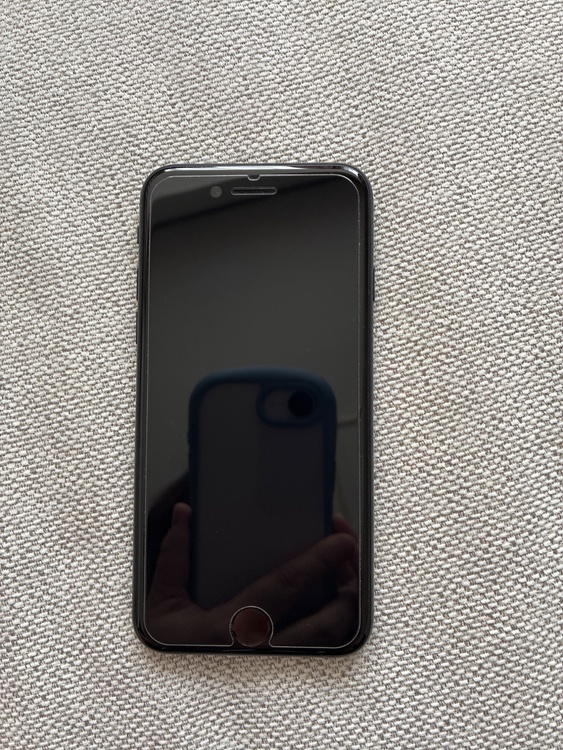 iPhone SE3 64（スマホ）の商品画像 - 査定依頼日：2026年8月7日 - 最高査定価格：14,000円