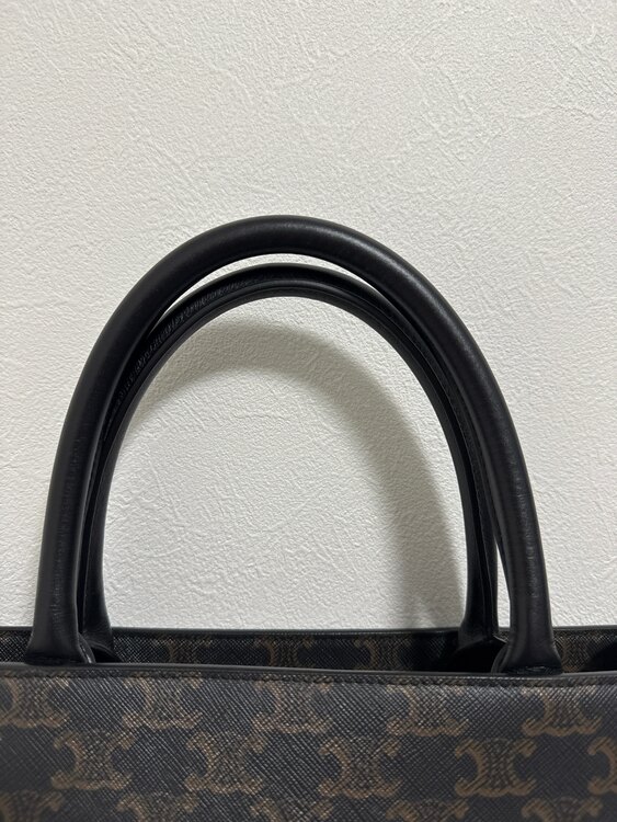 セリーヌ トートバッグ トリオンフ バーティカルカバ （ブランドバッグ）の商品画像 - 査定依頼日：2025年1月23日 - 最高査定価格：90,000円