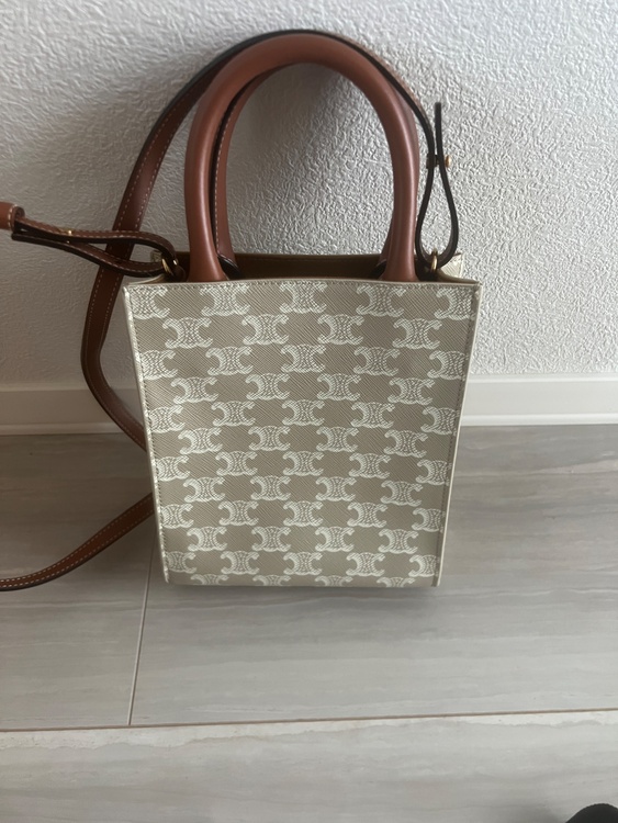 セリーヌバーティカルカバ（ブランドバッグ）の商品画像 - 査定依頼日：2025年12月25日 - 最高査定価格：85,000円