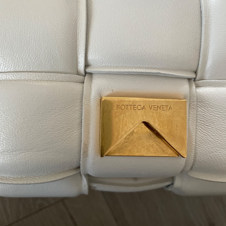 パデッドカセット（ブランドバッグ）の商品画像 - 査定依頼日：2025年8月21日 - 最高査定価格：130,000円