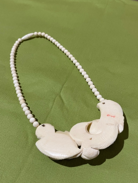 荒巻秀美 作  象牙彫刻 ネックレス 椿（美術品・骨董品）の商品画像 - 査定依頼日：2025年11月5日 - 最高査定価格：4,000円