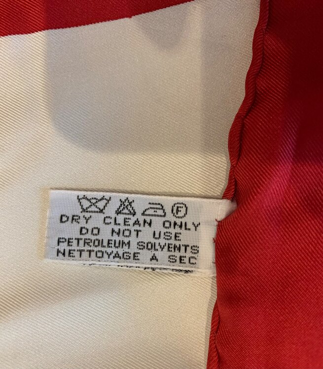 CHANELスカーフシルク80✖️80 （古着・ファッション）の商品画像 - 査定依頼日：2025年3月6日 - 最高査定価格：7,000円