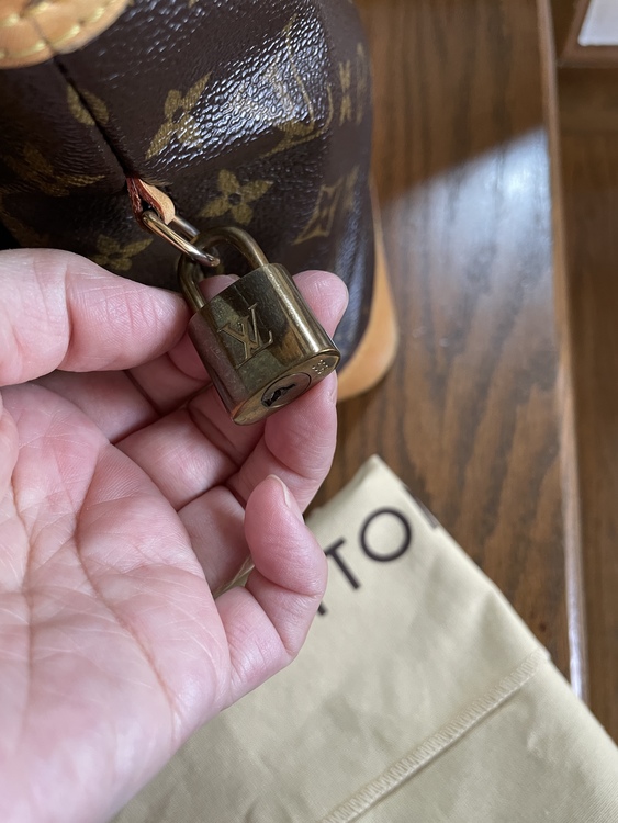 ルイヴィトン ロックイット（ブランドバッグ）の商品画像 - 査定依頼日：2022年8月13日 - 最高査定価格：35,000円