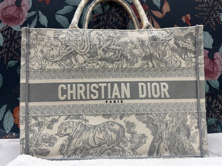 ミディアムグレーブックトート50-MA0272（ブランドバッグ）の商品画像 - 査定依頼日：2025年9月14日 - 最高査定価格：125,000円