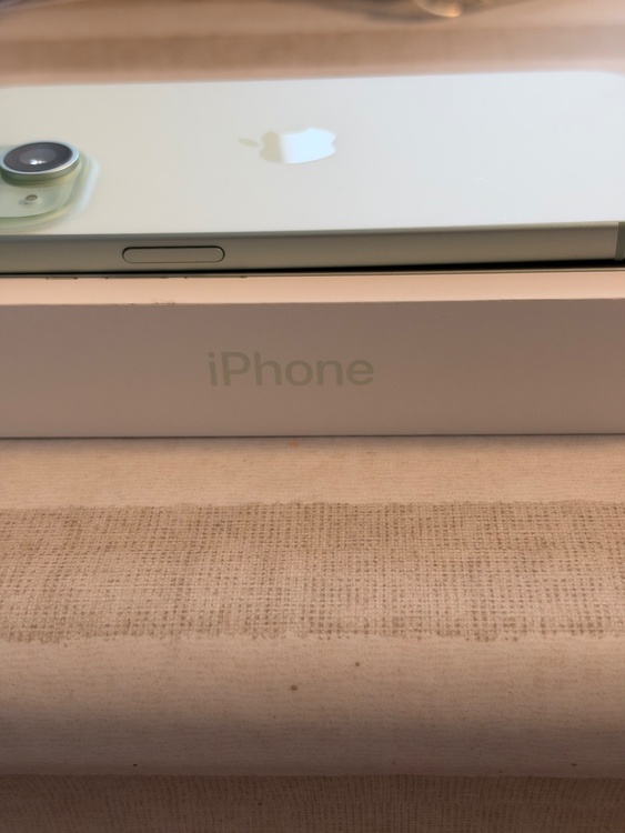iPhone iPhone 15 128GB SIMフリー（スマホ）の商品画像 - 査定依頼日：2026年9月23日 - 最高査定価格：64,000円