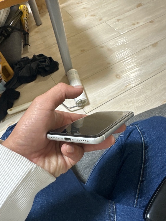 iPhone SE第二世代　６４GB（スマホ）の商品画像 - 査定依頼日：2025年11月8日 - 最高査定価格：14,000円