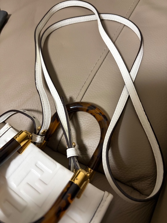（FENDI）のサンシャイン ショッパー ミニ型番：8BS051（ブランドバッグ）の商品画像 - 査定依頼日：2026年9月3日 - 最高査定価格：80,000円