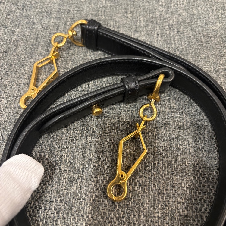 ミュウミュウ  （ブランドバッグ）の商品画像 - 査定依頼日：2025年12月17日 - 最高査定価格：35,000円