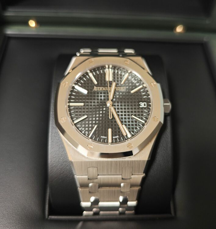 ロイヤルオーク ブラック15510ST（高級時計）の商品画像 - 査定依頼日：2025年11月29日 - 最高査定価格：6,820,000円