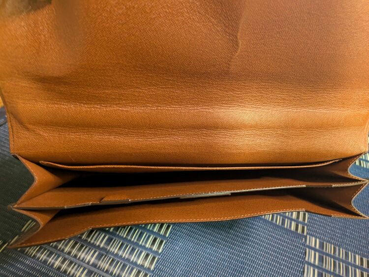 ビジネスバッグ（ブランドバッグ）の商品画像 - 査定依頼日：2025年8月6日 - 最高査定価格：35,000円