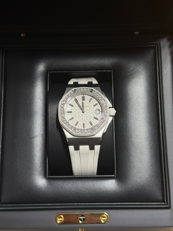 ロイヤルオークオフショア ベゼルダイヤ 37mm（高級時計）の商品画像 - 査定依頼日：2025年5月20日 - 最高査定価格：2,750,000円