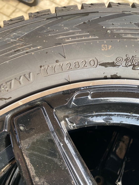 リフトアップしたヤリスクロスで使用のアルミ+スタッドレスタイヤ（カー用品）の商品画像 - 査定依頼日：2026年2月14日 - 最高査定価格：10,000円