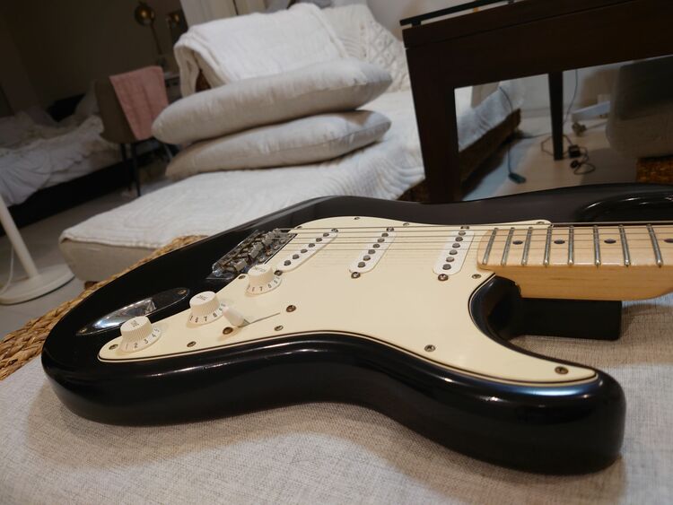 USA アメリカンデラックス　ストラスキャスト　2007（ピアノ・楽器・PA機材）の商品画像 - 査定依頼日：2025年10月16日 - 最高査定価格：110,000円