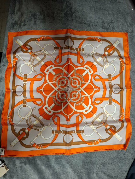 スカーフ（古着・ファッション）の商品画像 - 査定依頼日：2025年12月23日 - 最高査定価格：7,000円