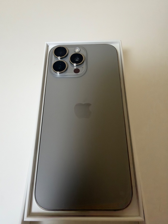 iPhone iPhone 16 Pro Max 256GB SIMフリー（スマホ）の商品画像 - 査定依頼日：2026年9月26日 - 最高査定価格：141,000円