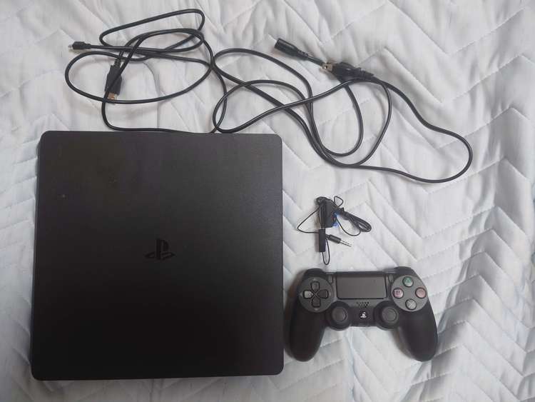 PS4 CUH-2200A B01 500GB（ゲーム機本体・ゲームソフト）の商品画像 - 査定依頼日：2022年8月22日 - 最高査定価格：11,000円