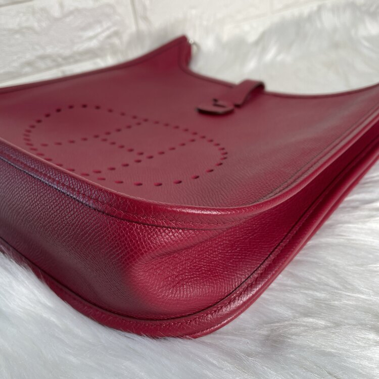 エルメス エブリン3ＰＭ ヴォーエプソン ルビー □O刻印（ブランドバッグ）の商品画像 - 査定依頼日：2025年1月25日 - 最高査定価格：250,000円