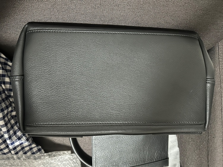 トートバッグ　エブリデイS ネイビーカバス(レザー)（ブランドバッグ）の商品画像 - 査定依頼日：2025年8月18日 - 最高査定価格：10,000円