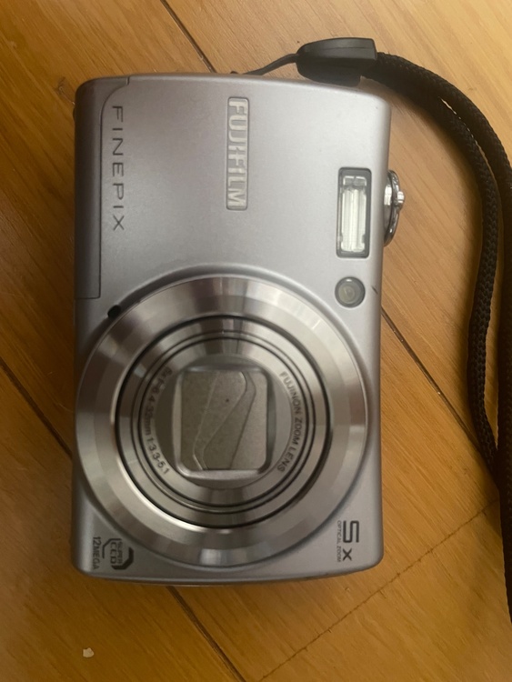 FINEPIX F100（カメラ）の商品画像 - 査定依頼日：2026年5月13日 - 最高査定価格：3,510円