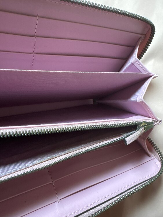 グッチ GUCCI GGスプリーム ストロベリープリント 長財布（ブランド財布・小物）の商品画像 - 査定依頼日：2025年2月8日 - 最高査定価格：10,000円