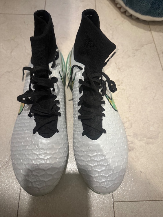 その他 その他 - ブランド: Nike - 色: ホワイト - モデル名: Magista - 特徴: ハイカットデザイン - ソールタイプ: FG（ファームグラウンド）（高級時計）の商品画像 - 査定依頼日：2025年12月22日 - 最高査定価格：100,000円