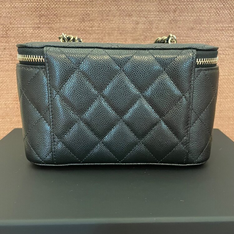 CHANEL 25P マトラッセ バニティバッグ キャビアスキン 黒（ブランドバッグ）の商品画像 - 査定依頼日：2025年4月13日 - 最高査定価格：400,000円