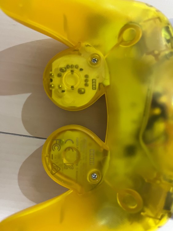 コントローラー2個（ゲーム機本体・ゲームソフト）の商品画像 - 査定依頼日：2022年10月1日 - 最高査定価格：5,000円