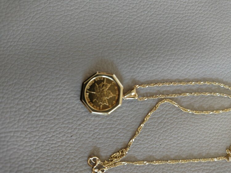 カナダ王室造幣局発行のメイプルリーフ金貨をセットしたペンダント8.3g（金・貴金属）の商品画像 - 査定依頼日：2025年12月30日 - 最高査定価格：169,000円