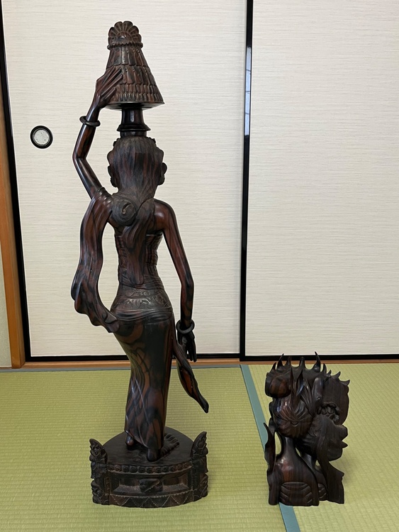 大きい方の全長は約１mの木彫りの彫刻で裏に「BALI」と彫られています。（美術品・骨董品）の商品画像 - 査定依頼日：2026年4月27日 - 最高査定価格：3,000円
