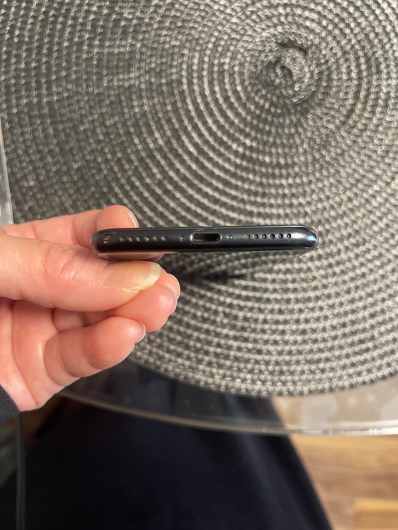 機種名iPhoneSE、機種番号NX9R2J/A（スマホ）の商品画像 - 査定依頼日：2026年2月16日 - 最高査定価格：13,000円