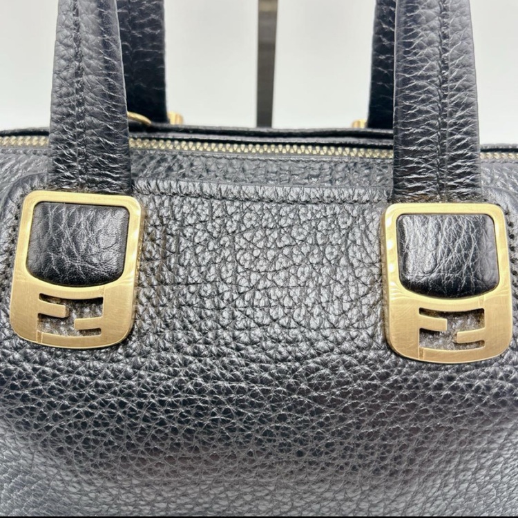 フェンディ  （ブランドバッグ）の商品画像 - 査定依頼日：2025年10月11日 - 最高査定価格：30,000円