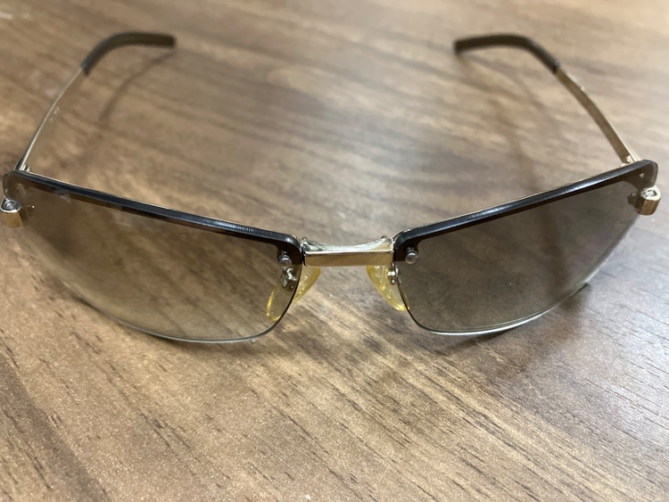 サングラス（ブランド財布・小物）の商品画像 - 査定依頼日：2025年8月7日 - 最高査定価格：4,000円