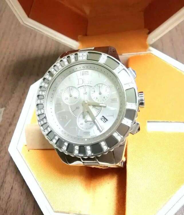 ChristianDior　クリスタル　ダイヤモンドベゼル　クロノグラフ　腕時計（高級時計）の商品画像 - 査定依頼日：2025年5月31日 - 最高査定価格：70,000円