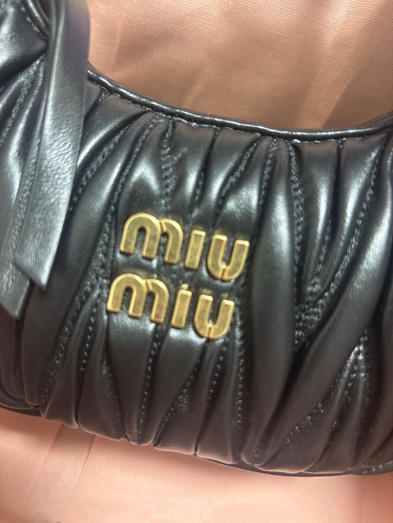 ミュウミュウ  （ブランドバッグ）の商品画像 - 査定依頼日：2025年9月22日 - 最高査定価格：185,000円