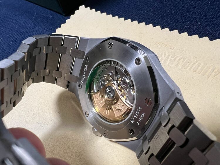 ロイヤルオーク 15400ST.OO.1220ST.01（高級時計）の商品画像 - 査定依頼日：2025年11月19日 - 最高査定価格：5,300,000円