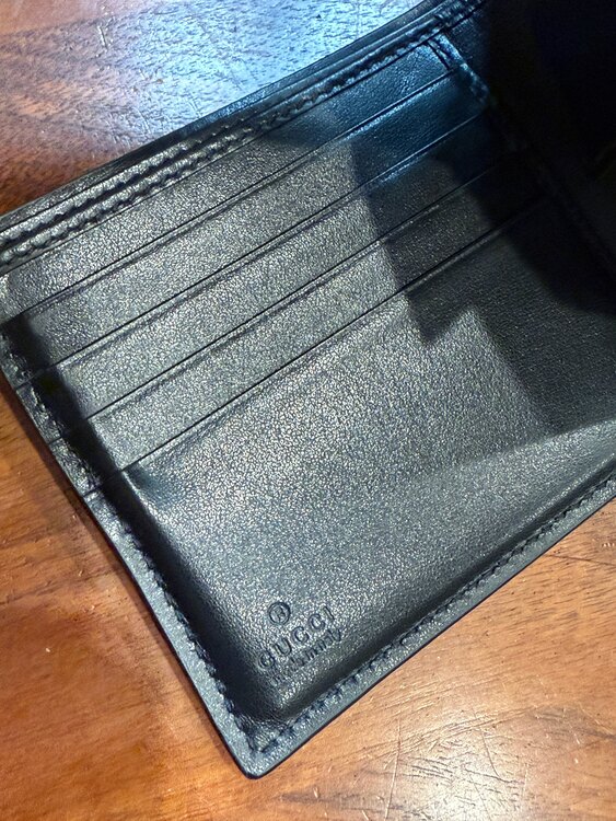 メンズ二つ折り財布（ブランド財布・小物）の商品画像 - 査定依頼日：2025年2月3日 - 最高査定価格：10,000円