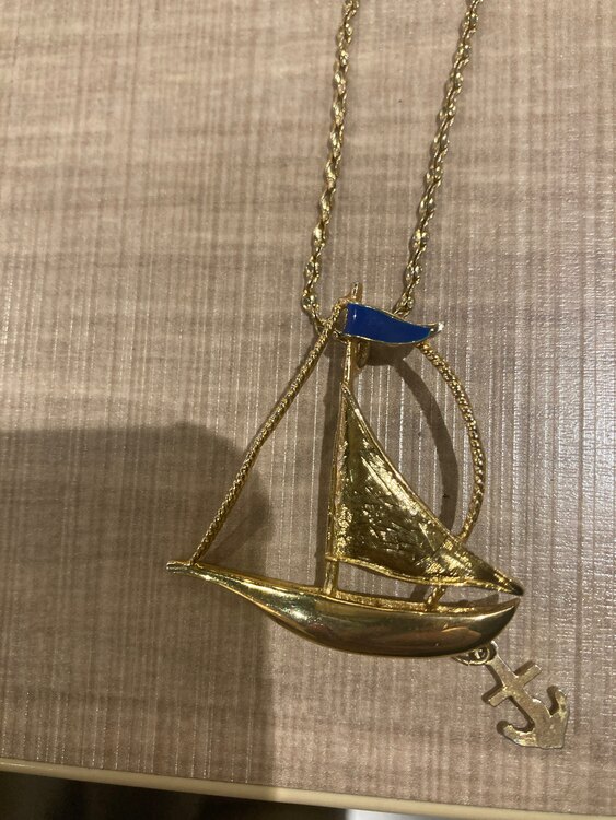 ヨットのモチーフのネックレスです。素材は何かはわからないです。（金・貴金属）の商品画像 - 査定依頼日：2024年1月17日 - 最高査定価格：2,000円