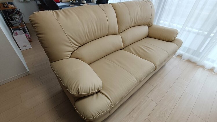 関家具　三人掛けソファ　スイート8　本皮/色：アイボリー　脚：木製丸型ブラウン（家具・寝具）の商品画像 - 査定依頼日：2025年12月21日 - 最高査定価格：7,000円