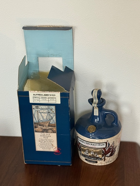 「ラムズ 100 ネイビーラム エクストラ ストロング HMSウォリアー（LAMBS 100 NAVY RUM EXTRA STRONG HMS WARRIOR）」の陶器ボトル（古酒）（お酒）の商品画像 - 査定依頼日：2026年8月15日 - 最高査定価格：3,000円