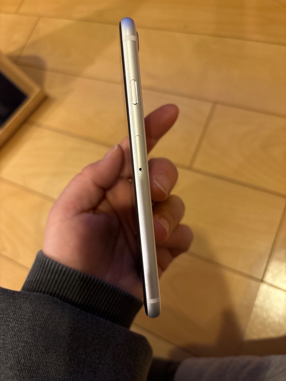 iPhone SE（スマホ）の商品画像 - 査定依頼日：2026年3月23日 - 最高査定価格：9,000円