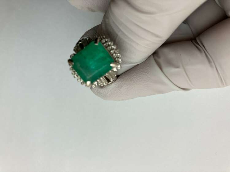 エメラルドの指輪（宝石）の商品画像 - 査定依頼日：2024年2月23日 - 最高査定価格：300,000円