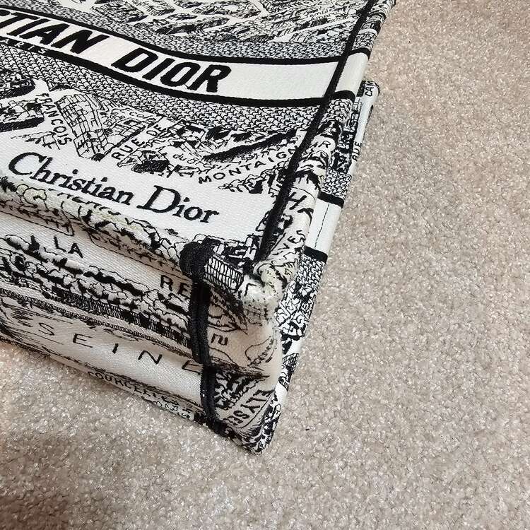 ディオール　ブックトート（ブランドバッグ）の商品画像 - 査定依頼日：2023年12月30日