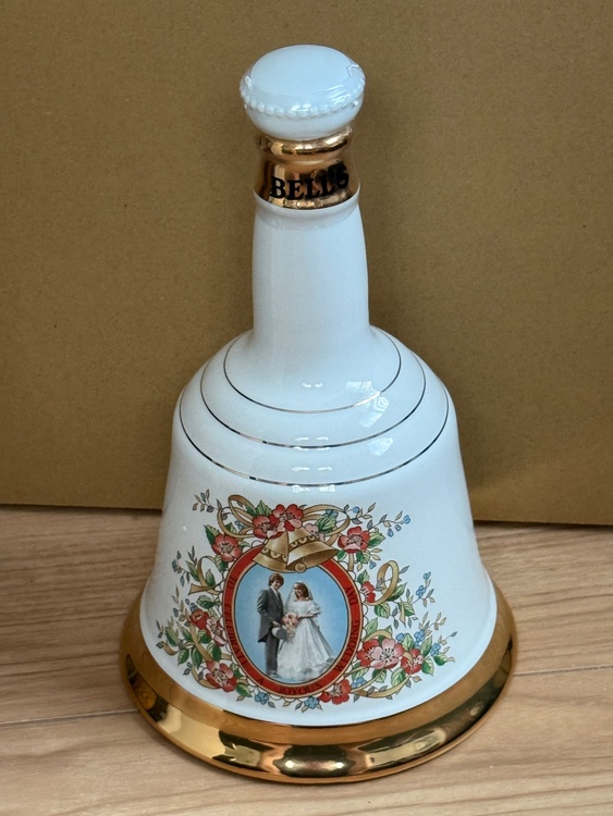 BELLS CELEBRATION DECANTER (チャールズ皇太子・ダイアナ妃結婚記念ボトル)（お酒）の商品画像 - 査定依頼日：2026年8月15日 - 最高査定価格：300円